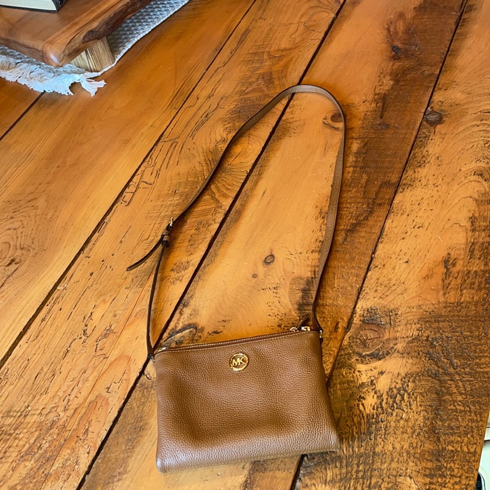 Euc women’s Michael joes cross body bag with multiple compartments